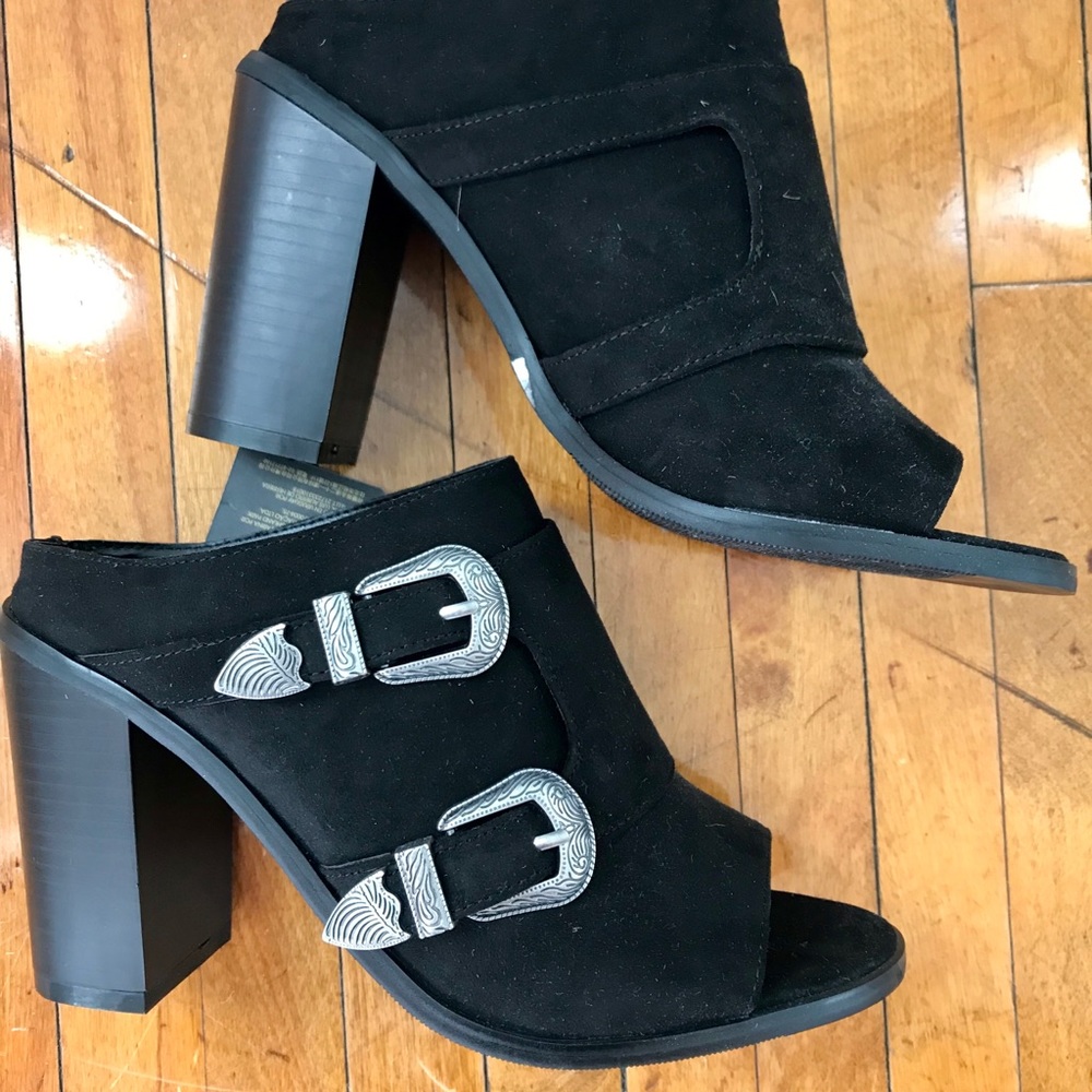 *Final Markdown* NWT Black booties w silver detail